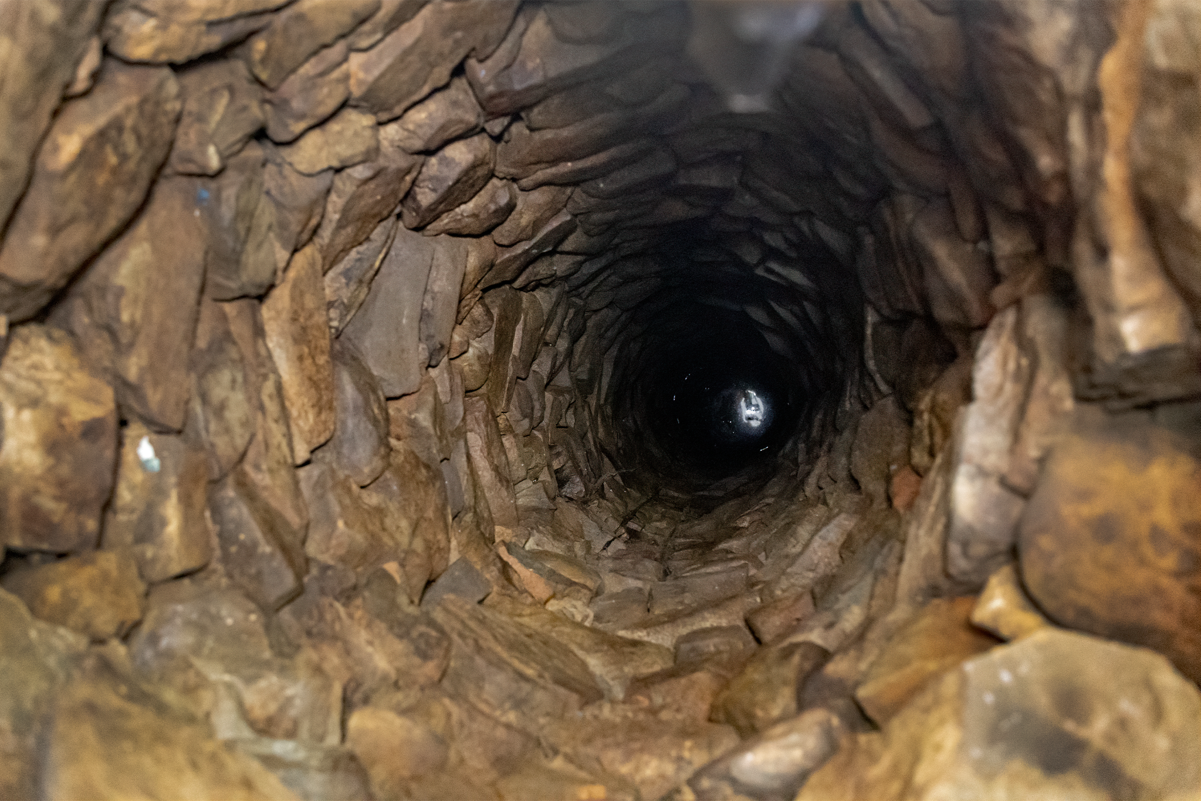 A look into the interior of a well.