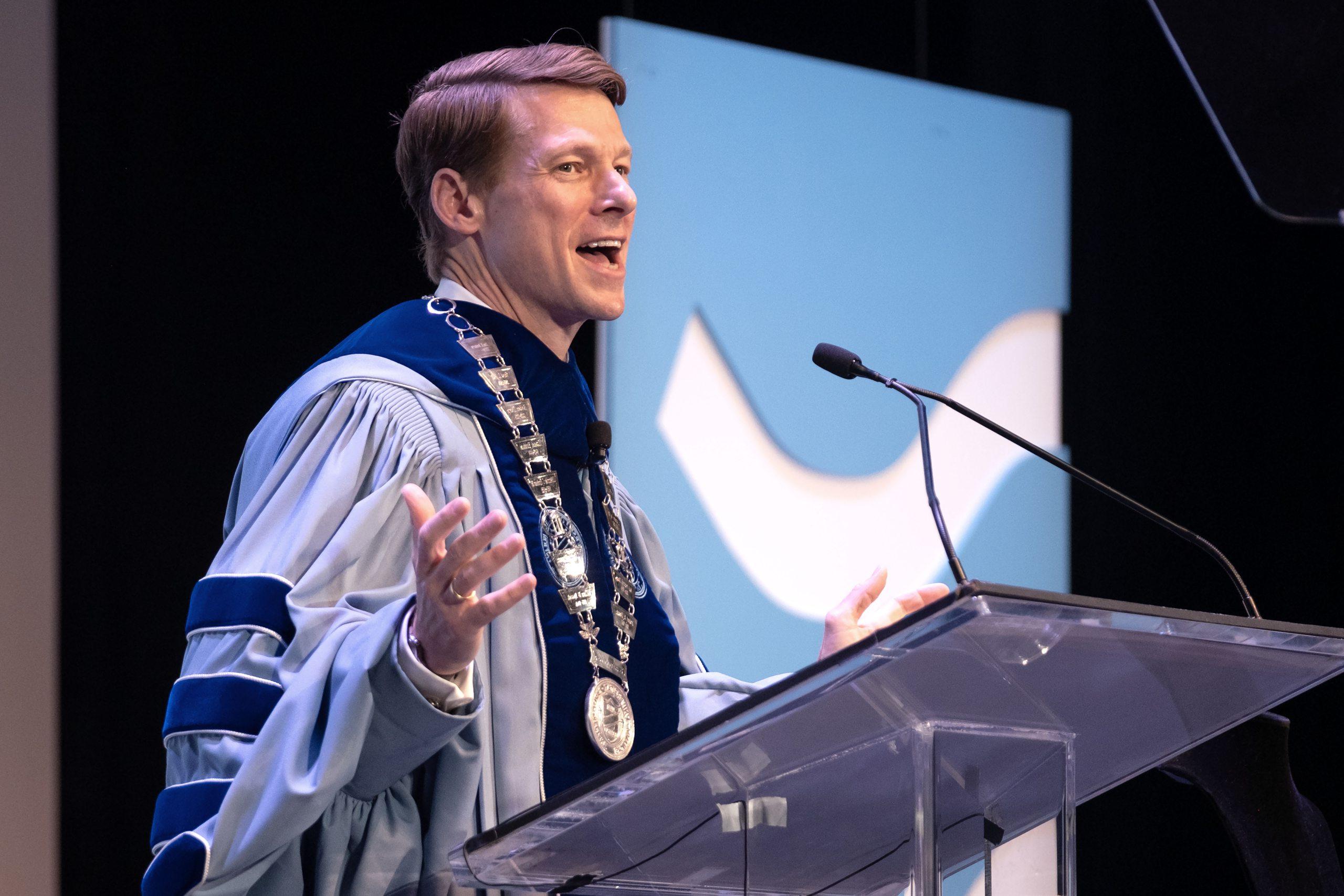 李海校长. 罗伯茨 giving a speech during his installation on the stage at Memorial Hall on the campus of UNC-Chapel Hill.